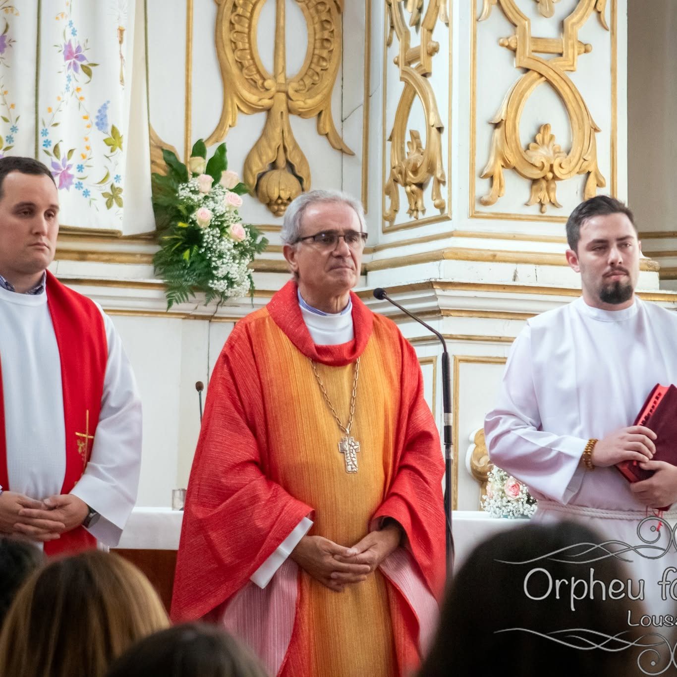 Celebrantes junto ao altar dourado, durante a cerimónia