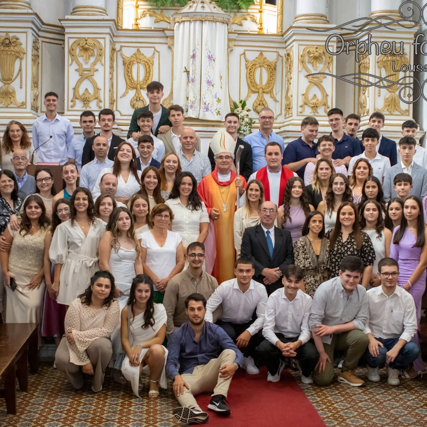 Retrato de grupo dos crismandos com os celebrantes, à saída da igreja